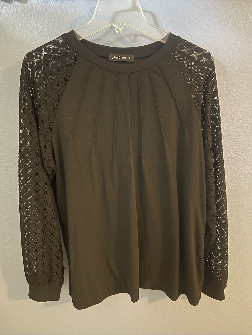 Automet Black Long-Sleeve Lace Sleeve Women's Top